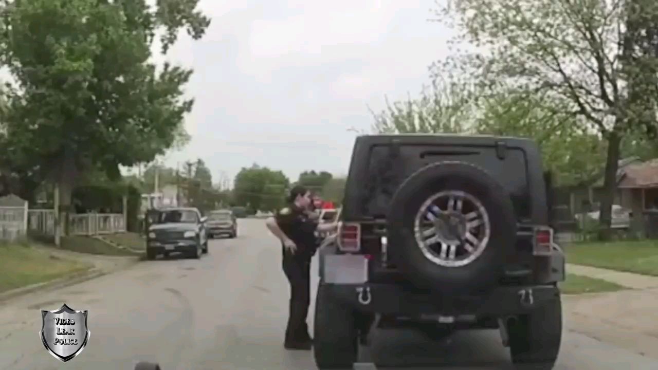 该警察因受到惊吓而【失手开枪】,索性无大碍
